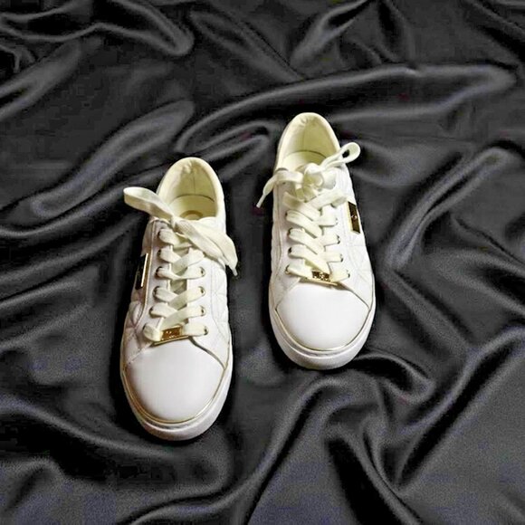 Women’s GUESS White Quilted Low Top Sneakers Size 8 Lace Up Casual Shoes - Picture 3 of 7